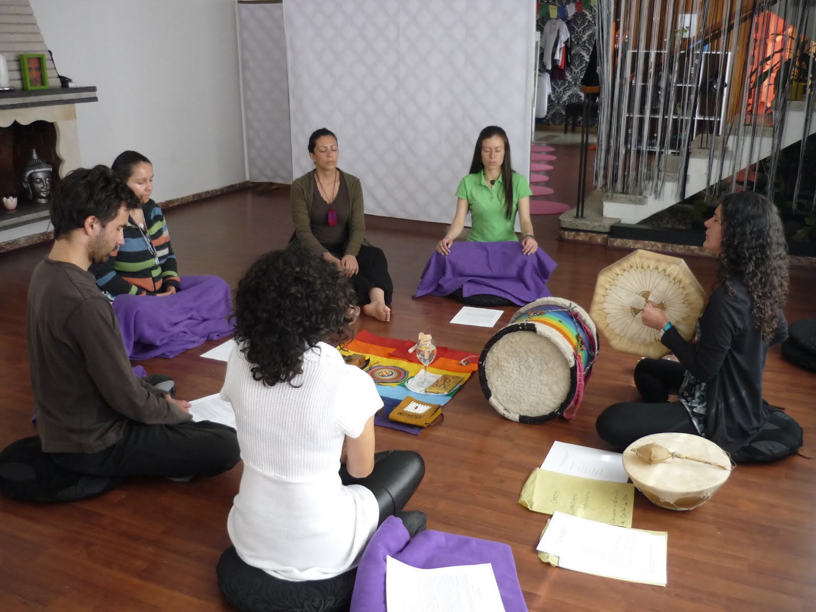 Cantos chamánicos de Juliana Colibrí en Happy Yoga