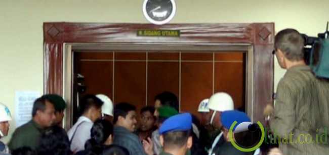 Massa pro Kopassus hadiri persidangan Massa pro Kopassus hadiri persidangan