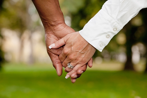 “Holding hands”的图片搜索结果