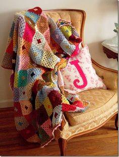 manta crochet cuadrados medianos - Coloridas mantas tejidas a crochet para decorar los ambientes