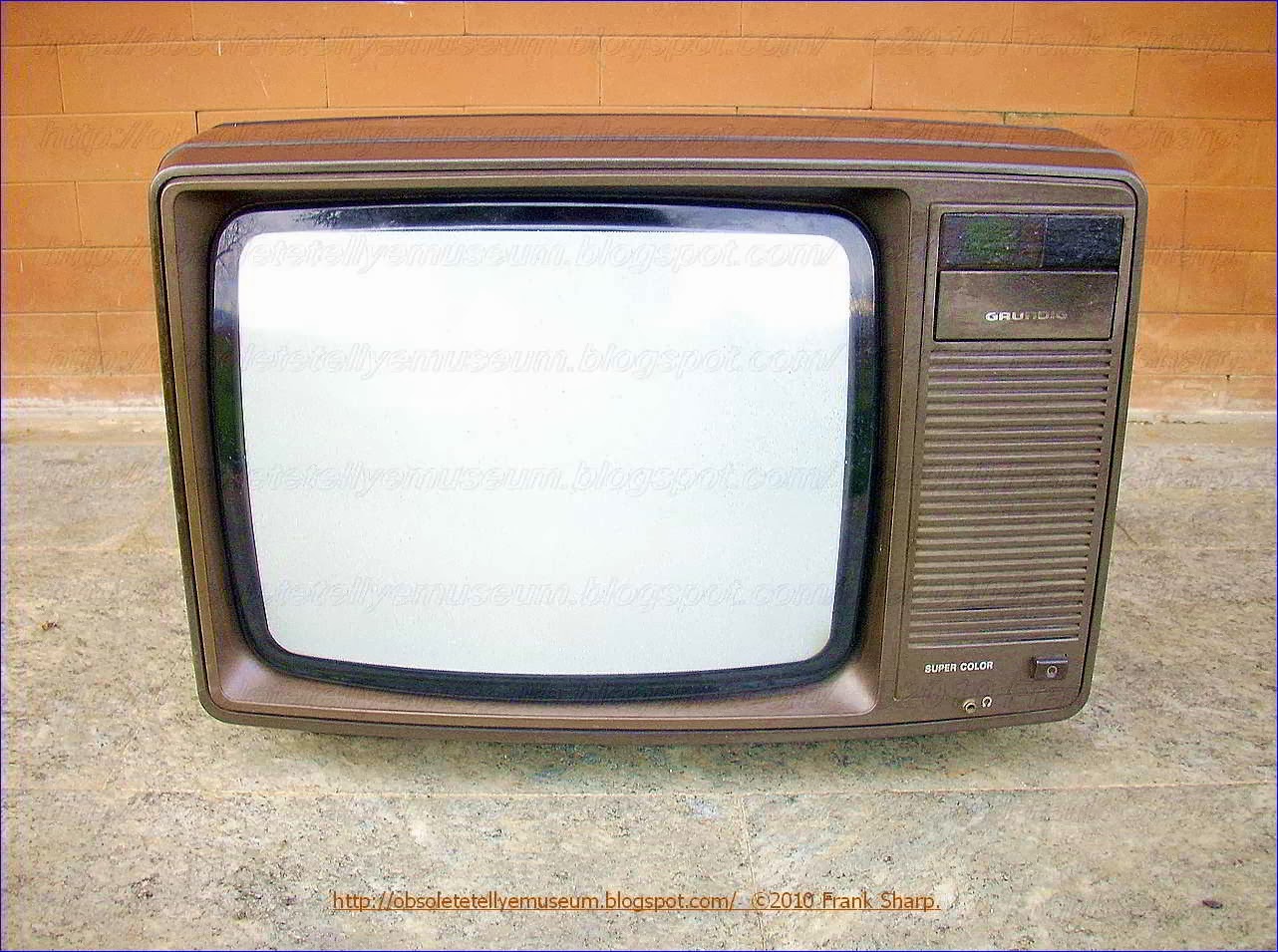 Obsolete Technology Tellye Grundig Super Color A2402 Serie F3015 Year 1982