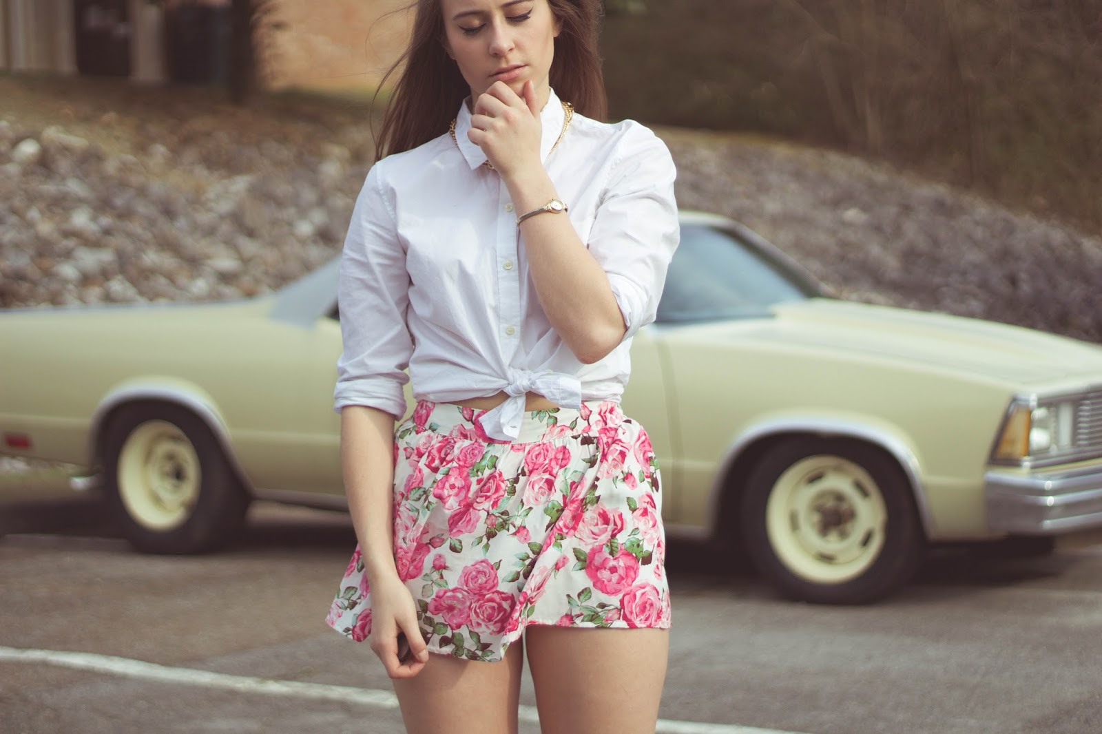 Vintage Inspired Outfit, lana del rey style, retro style, outfit, fashion blogger, feminine, femme fatale,forever 21 floral skort, gap white button up, el camino, film blogger, movies, style