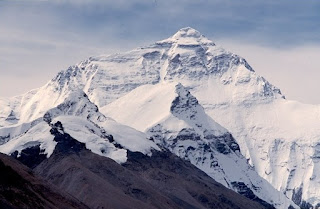 [montagne di neve dove c'è freddo, cielo, sole e grandi rocce]