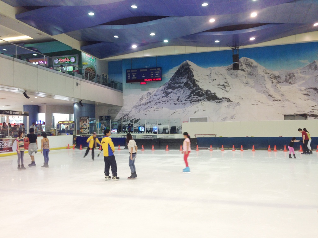 Anagon MOA Ice Skating with the Gang!