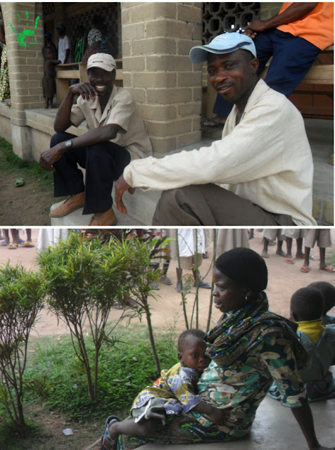 Genitori dei bambini della scuola in Togo