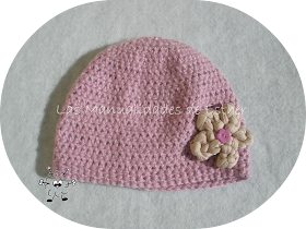 gorro de lana rosa realizada a crochet adornado con flor de trapillo