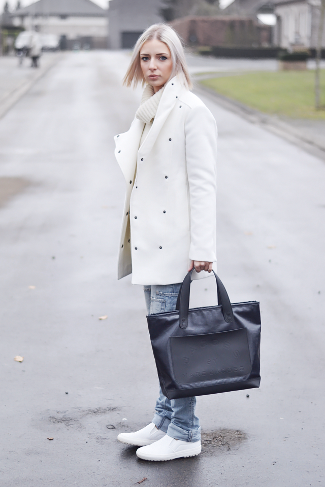 Mango white coat, Gina tricot white turtle neck, oversized, zara ripped jeans, boyfriend jeans, white slip ons, crocodile, marc by marc jacobs bag, casual outfit