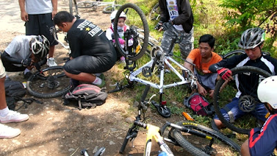 Sewaktu pulang, kami lewat jalur yang sama dengan jalur berangkat tadi. Karena jalanan turun dan aspal rusak, ban dari tiga sepeda pecah secara bersamaan.