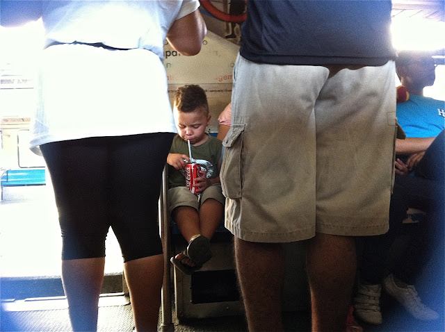 Garoto no trem da Supervia/Foto: Marcelo Migliaccio