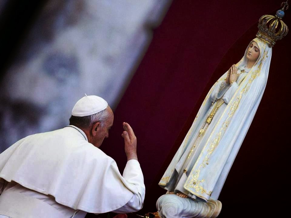 Su Santidad el Papa Francisco ante la Virgen de Fátima