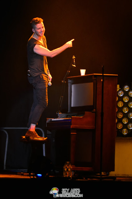 Ryan Tedder all hyped up with the piano OneRepublic Native Live in Malaysia 2013 @ Sunway Lagoon 