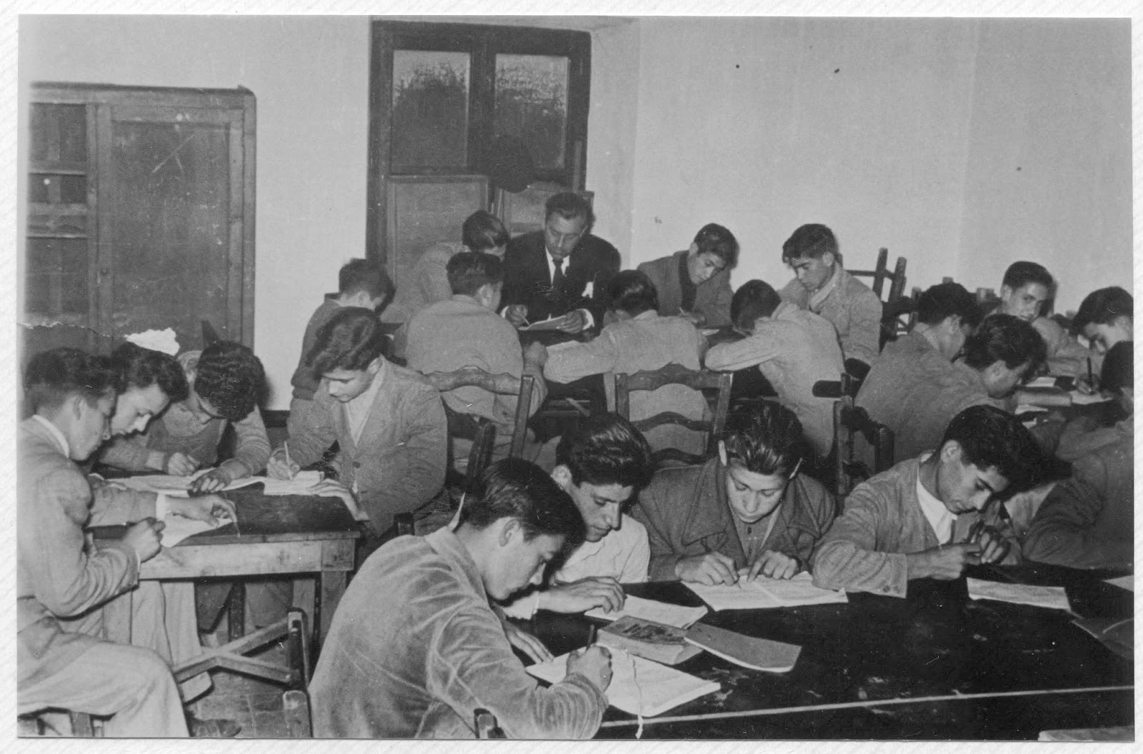 D.ENRIQUE CON ALUMNOS EN TELEÑAS (Asturias) AÑO 1936