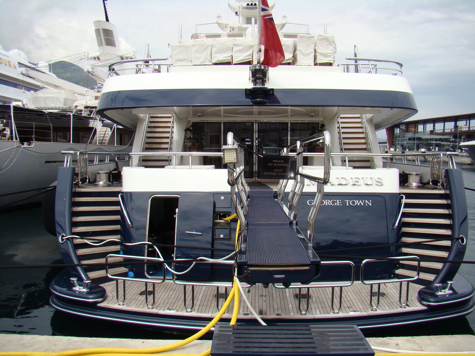 Le méga-yacht de Bernard Arnault, beaucoup trop grand pour le port