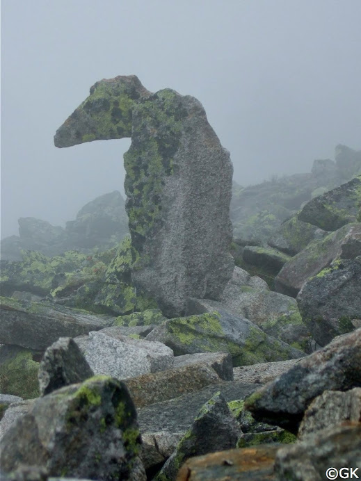Steinfiguren in einer alpinen Landschaft