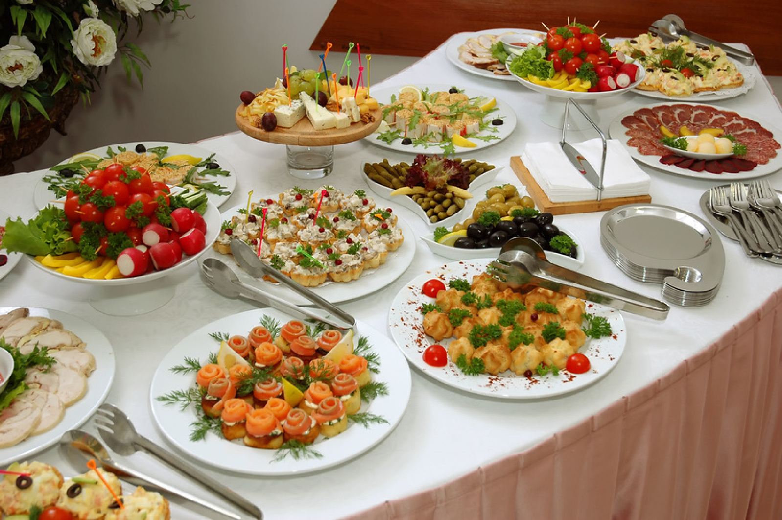 Как накрыть стол недорого и вкусно на день рождения рецепты Как накрыть стол недорого и вкусно на день рождения рецепты