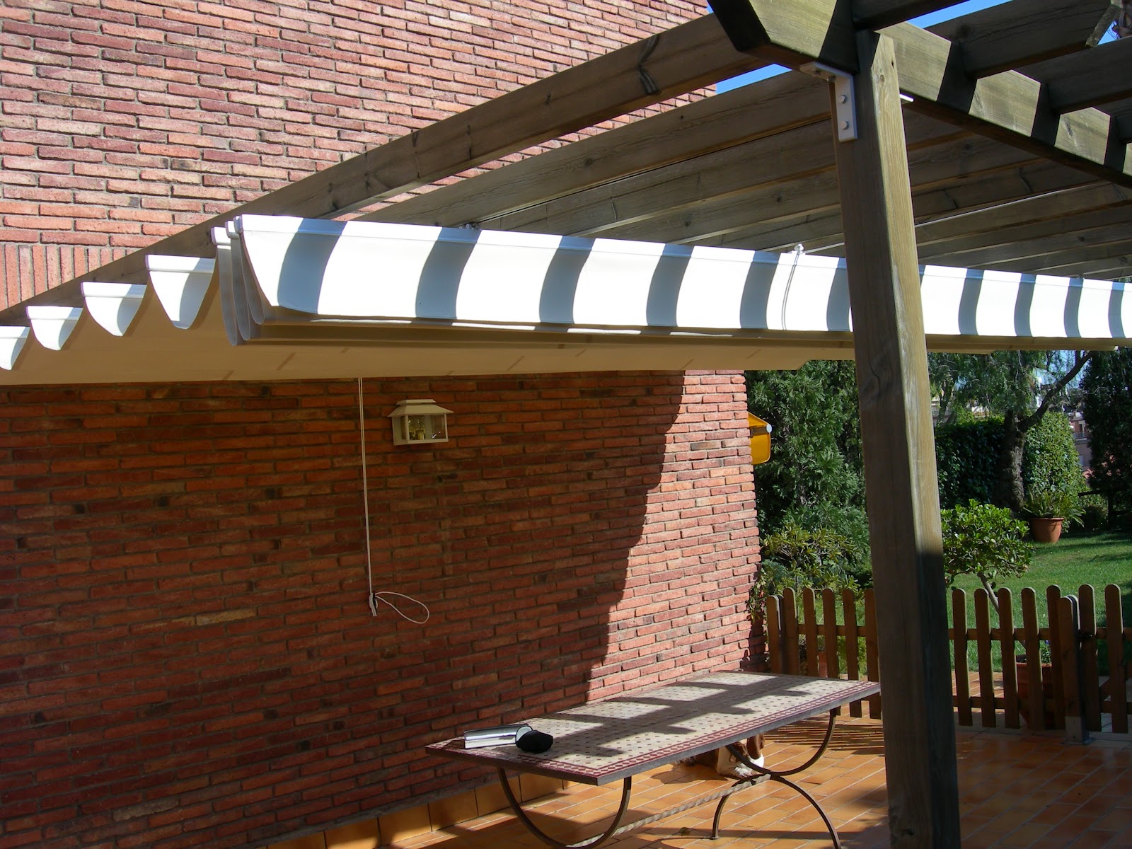 Toldos Campos PÉRGOLA DE MADERA CON TOLDO CORREDERO...