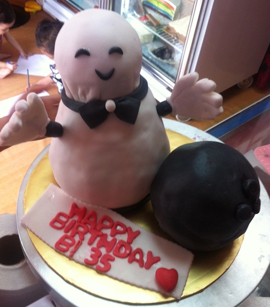 3d Bowling pin and ball cake
