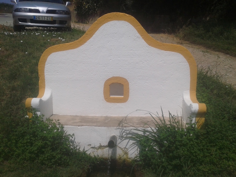 Fonte água em Mora