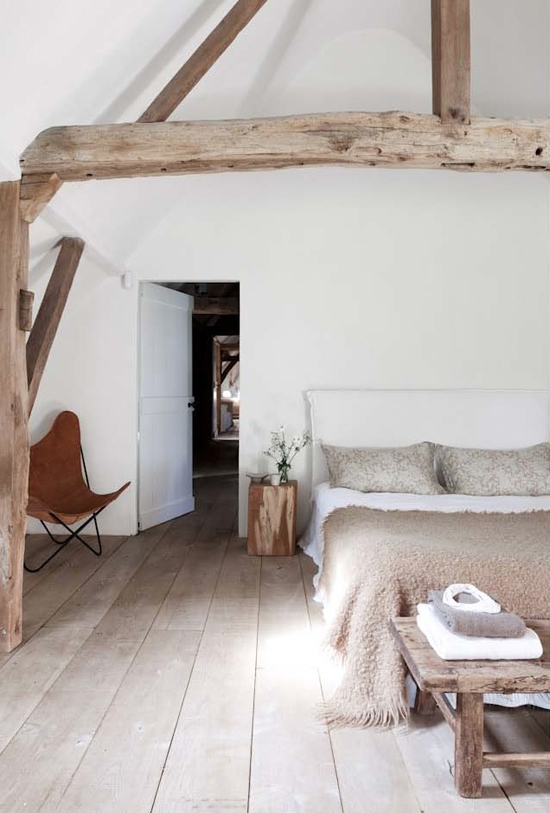 Subtle natural country style bedroom (photo by Romain Ricard)