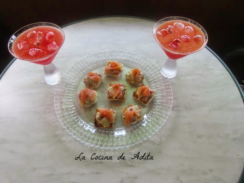 Coctel De Frutas, Con Canapés De Aguacate Y Bonito
