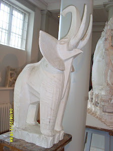 Millesgårdenin sisämuseosta valkoinen norsuveistos