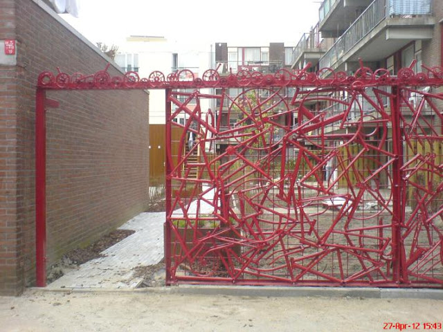 Condomínio usa peças usadas de bicicletas em cerca