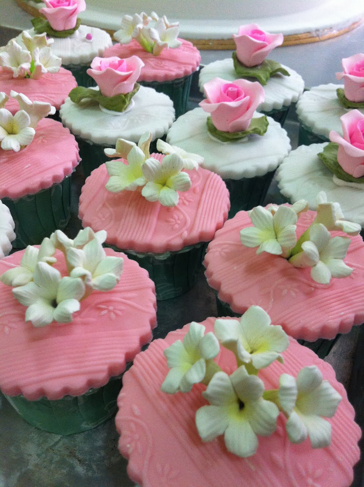 Wonderful Touch By Dill Cakes Cupcake hantaran