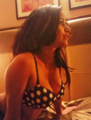 Poonam Pandey Hot Cleavage Show Photos from Poonam Pandey Twitter