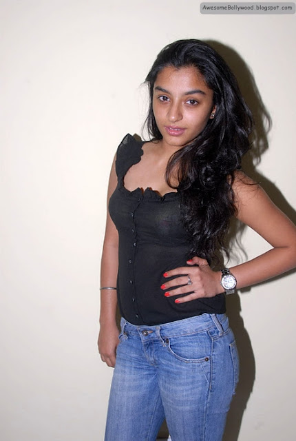 alisha jain hot photo shoot in tight jeans