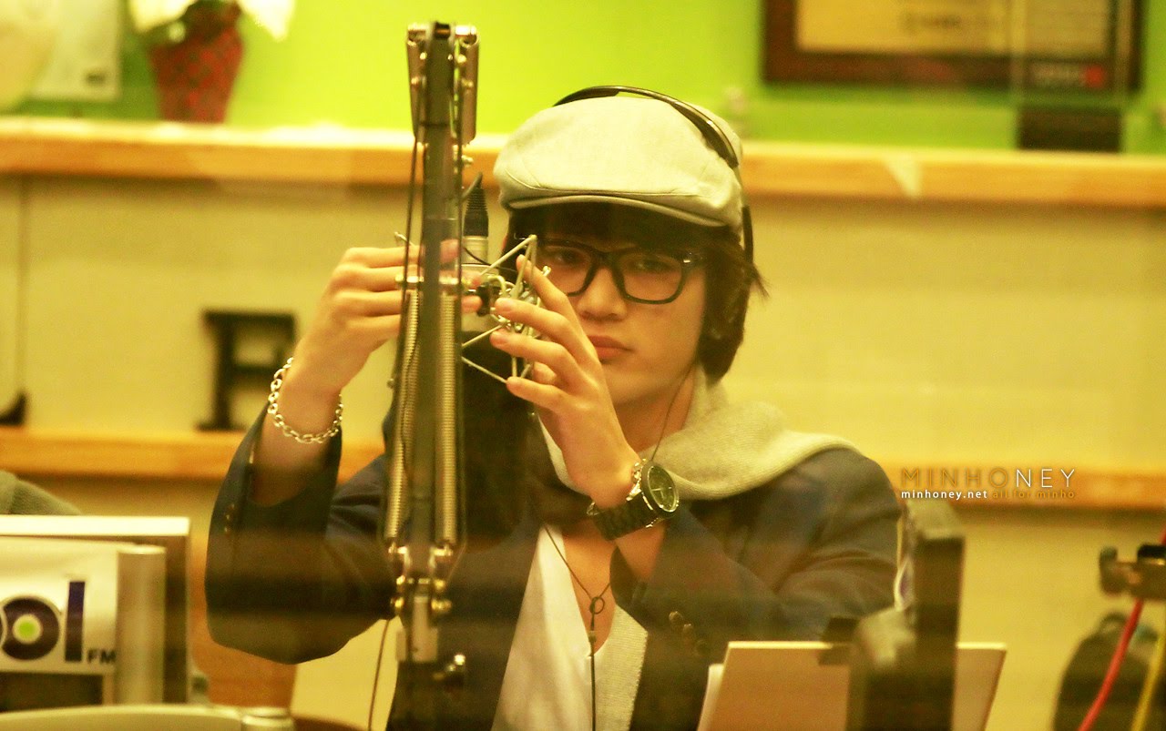 21.02.11 - Key et Minho à Sukira Kiss the Radio. Minho%2B12