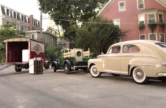 Photographer Creates Lifelike Images of American Streets Using Toy Car Models and Forced Perspective