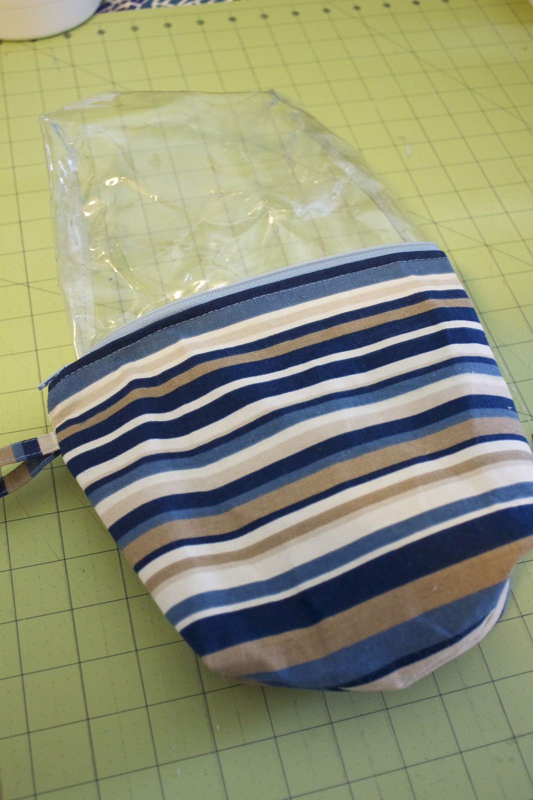 Handmade by Meg K VinylLined Makeup Bag {Tutorial}