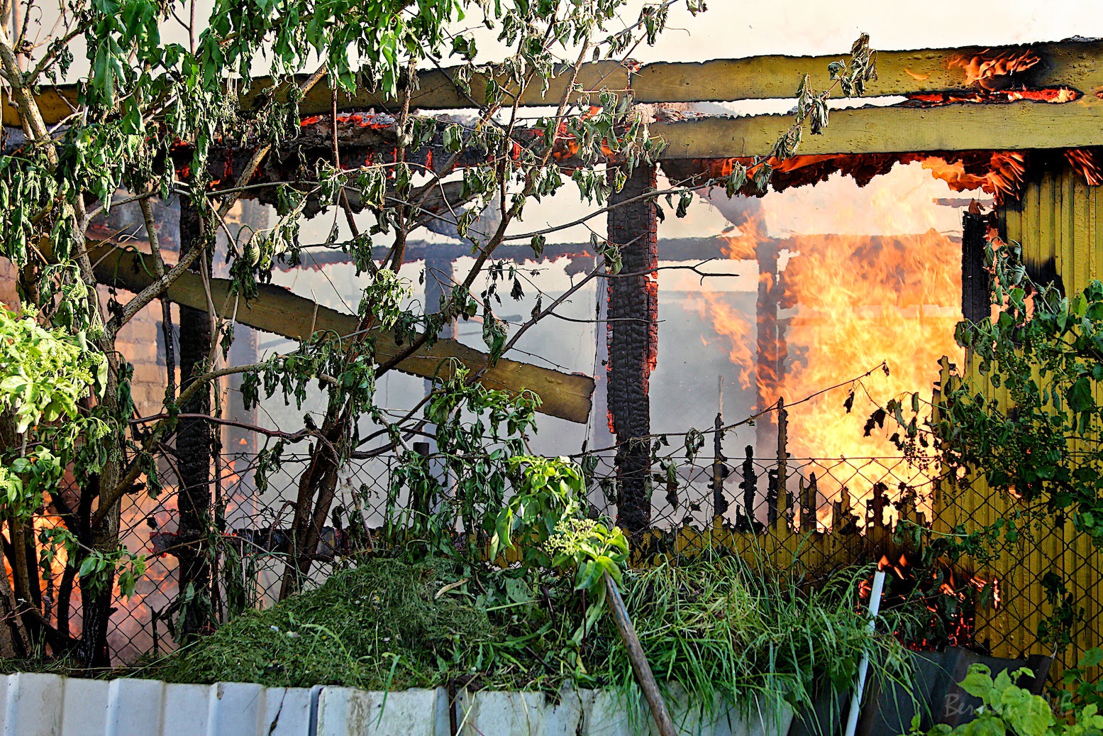 Bernau: Grosseinsatz der Feuerwehr - Bungalow Brand... 22 Bernau LIVE - Dein Stadtmagazin für Bernau bei Berlin