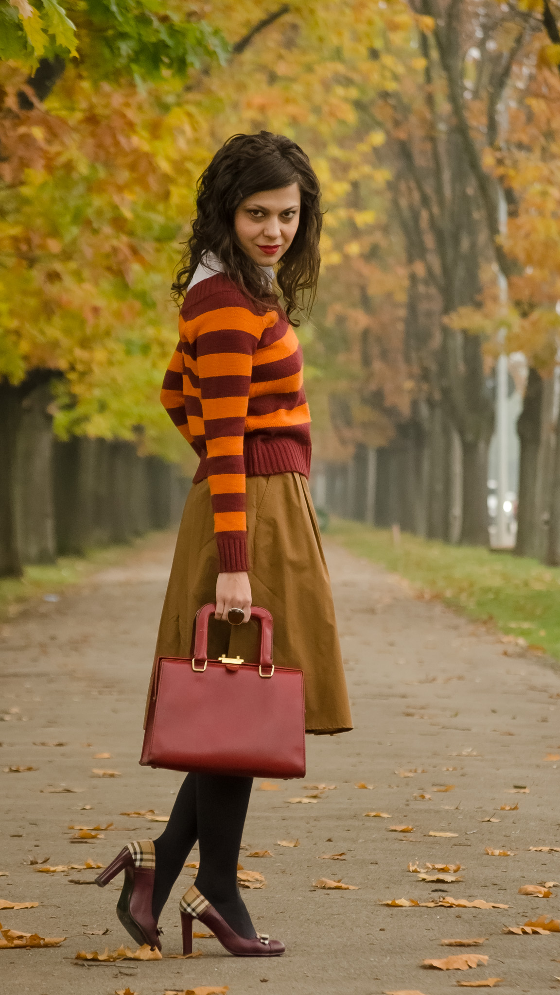 harry potter fall outfit brown skirt burgundy orange sweater shoes heels bag autumn scenery fallen leaves