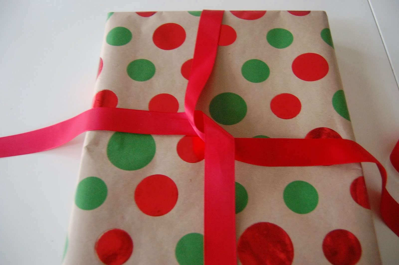 Classic Style Home Gift Wrapping How to Tie a Bow with Ribbon