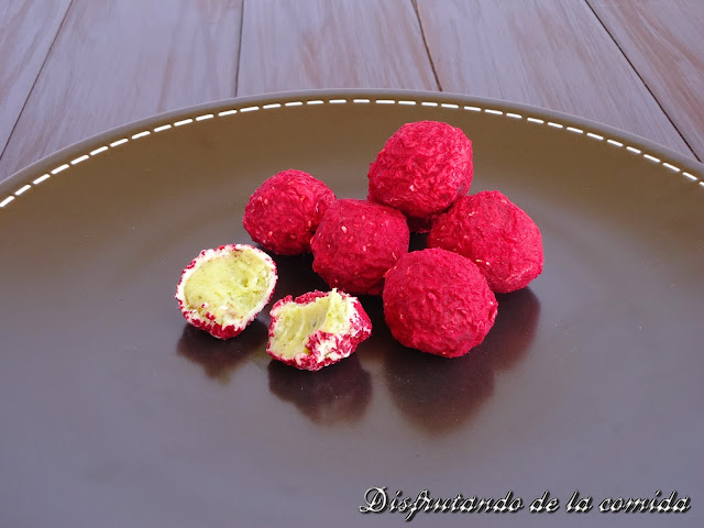 Trufas De Chocolate Blanco, Vainilla , Pistacho Y Frambuesa Liofilizada
