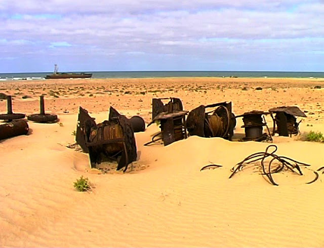 desguace de barcos en el Sahara