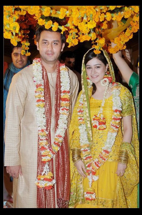 http://1.bp.blogspot.com/-BqnS-GgmmxQ/TdrXkazBjcI/AAAAAAAABTo/ZovUPNys0NY/s1600/yellow-dresses-for-mehndi-1.jpg