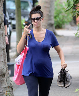 Imogen Thomas gives middle finger to paps