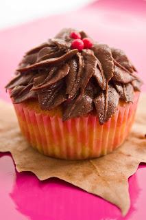 Cupcakes de vainilla y hojas de chocolate