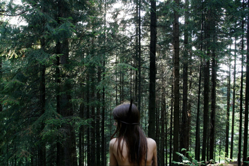 Фото зрелой брюнетки с голыми сиськами в лесу