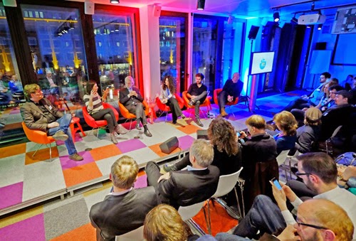 Panel-Diskussion mit Marco Maas (OpenDataCity), Radiojournalistin Eleni Klotsikas, Google-News-Chef Richard Gingras, Moderatorin Marwa Eldessouky, Tilo Jung ("Jung & Naiv") und TV-Produzent Friedrich Küppersbusch.