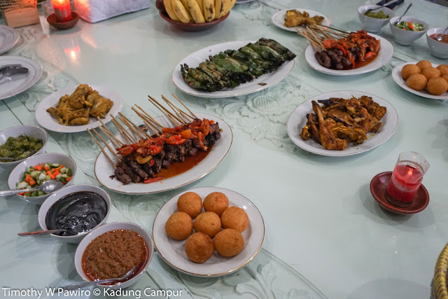 Indonesia - Purwakarta - Kompleks Pemda - Kantor Bupati - Masakan khas Purwakarta jadi menu makan siang Indonesia - Purwakarta - Kompleks Pemda - Kantor Bupati - Masakan khas Purwakarta jadi menu makan siang