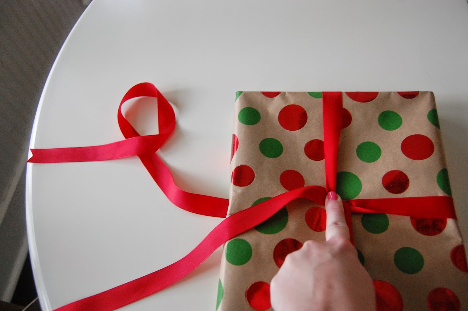 how to ribbon tie a gift