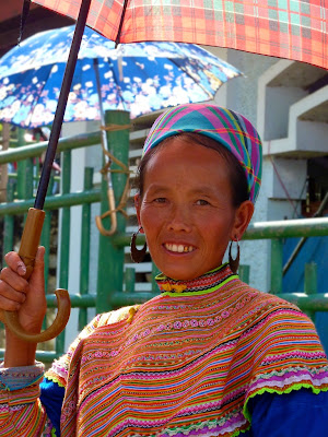 Mujer Mong Flor Mujer etnia Mong Flor en Bac Ha