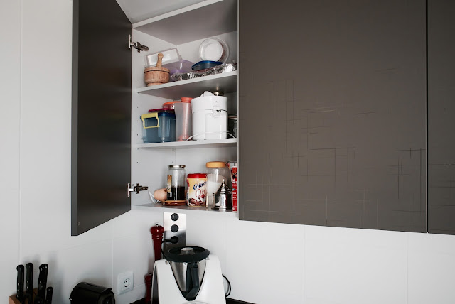 Detalle cajon interior de gaveta extraible bajos de muebles de cocina laca  negra mate con tirador integrado – Reformas y Decoración de Interiores en  León