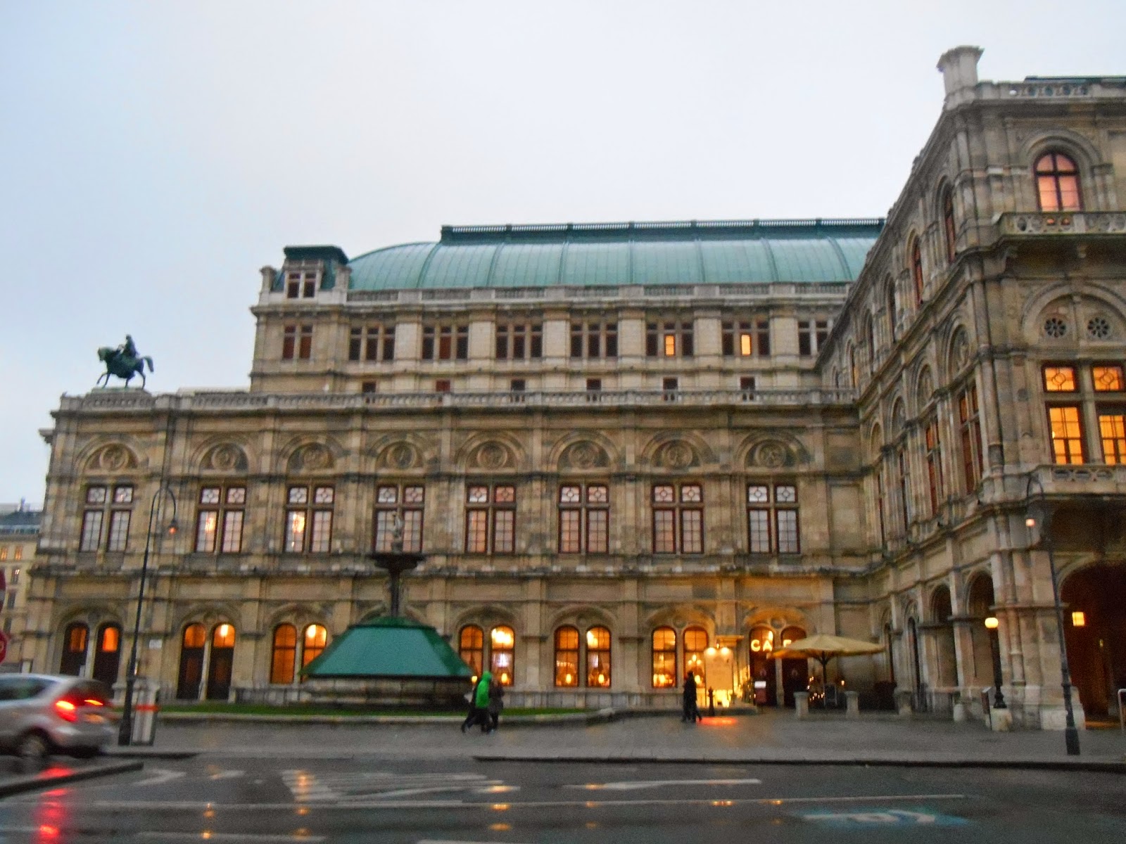 A&O Hotel and Hostel Haupbahnhof Vienna Austria dan malam ...