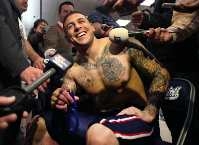 http://1.bp.blogspot.com/-C3u55UUYScg/Uckb82ogJfI/AAAAAAAAJ1Y/zJ_1cdrqbsU/s400/Aaron+Hernandez.jpg