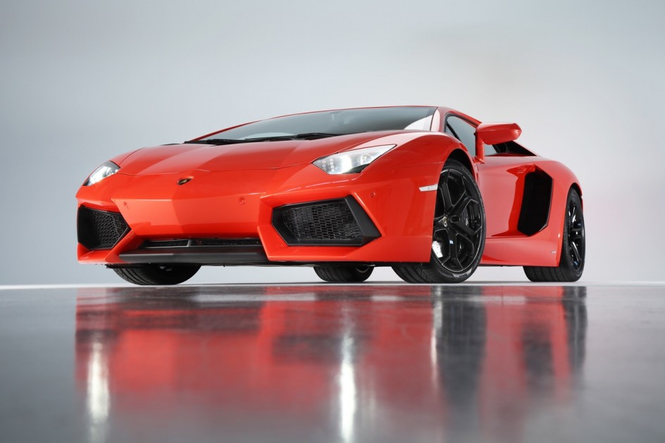  2011 du Salon de Gen ve pour d voiler la Lamborghini Aventador LP7004 