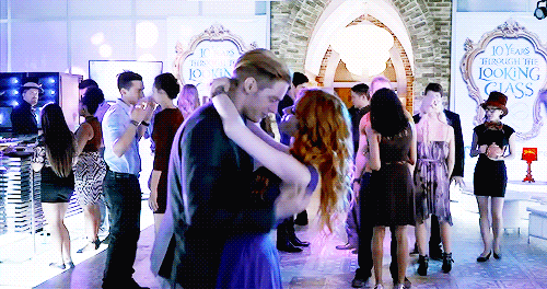 Résultat d’images pour gif animé shadow hunters série